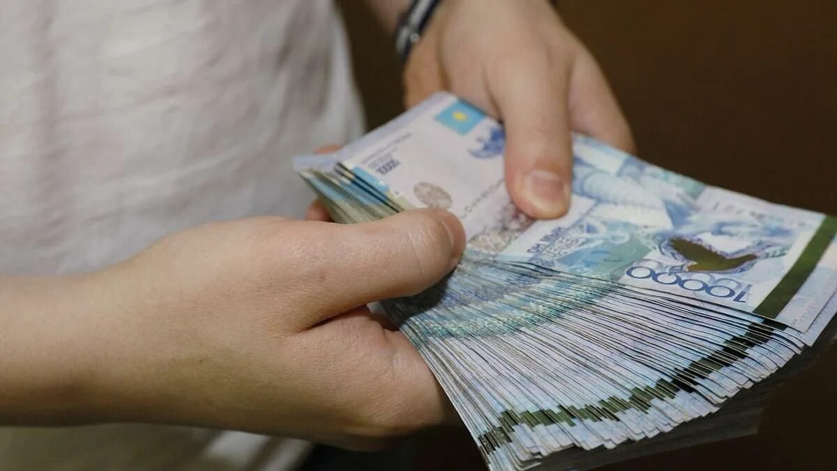 Повышение зарплаты на 50%: некоторым казахстанцам сообщили хорошую новость
