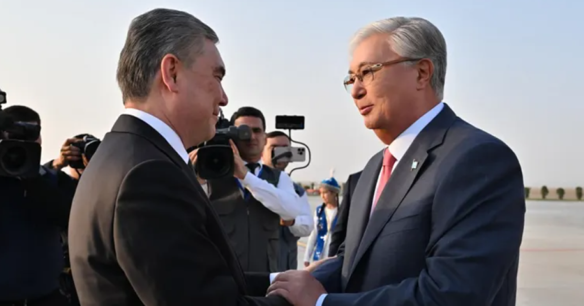 Токаев прибыл в Туркменистан на конференцию ООН