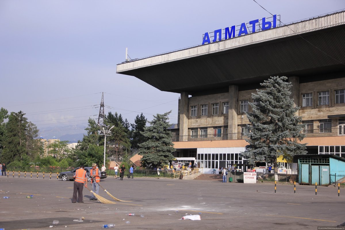 Шум, грязь и опасность: аким Алматы потребовал навести порядок у "Сайрана"