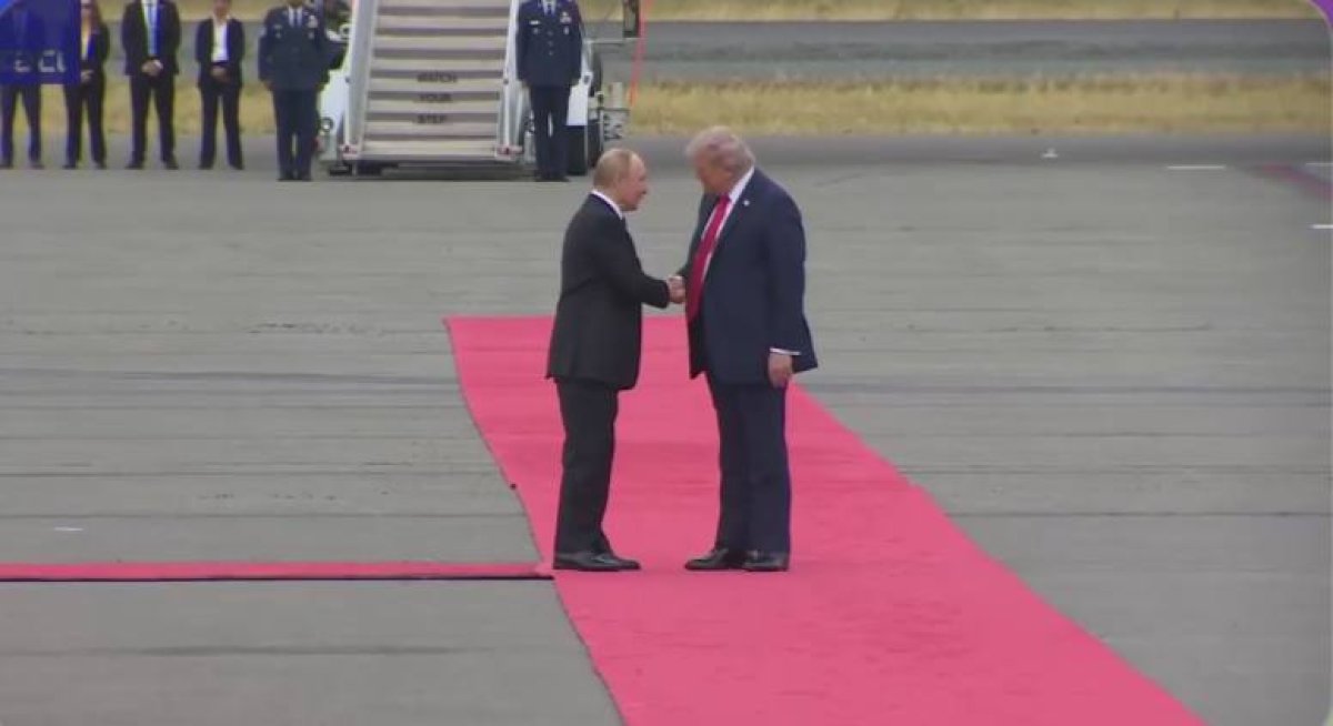 Трамп встретил Путина на красной дорожке на аэродроме в Анкоридже