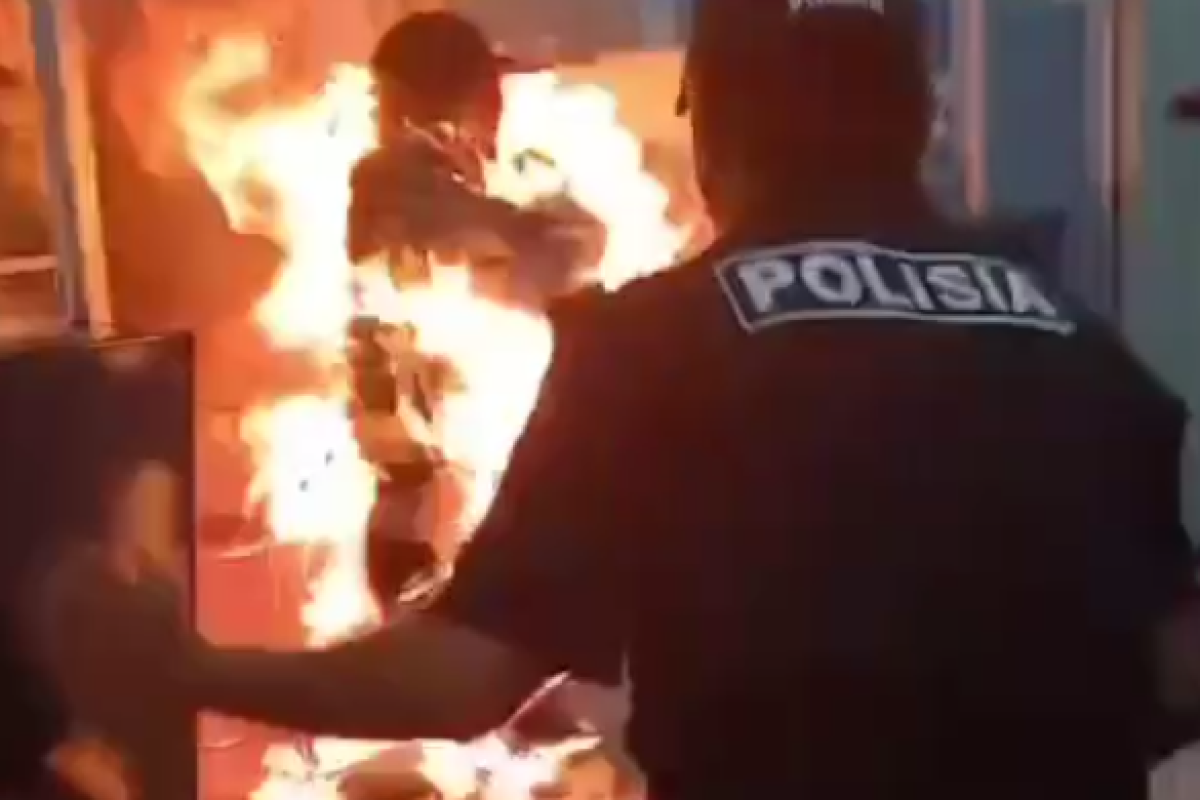 В аэропорту Алматы мужчина попытался совершить самоподжог (видео)