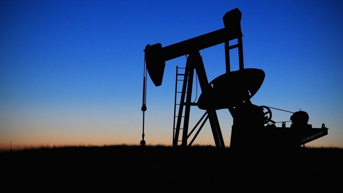 Цены на нефть упали на фоне сокращения запасов в США