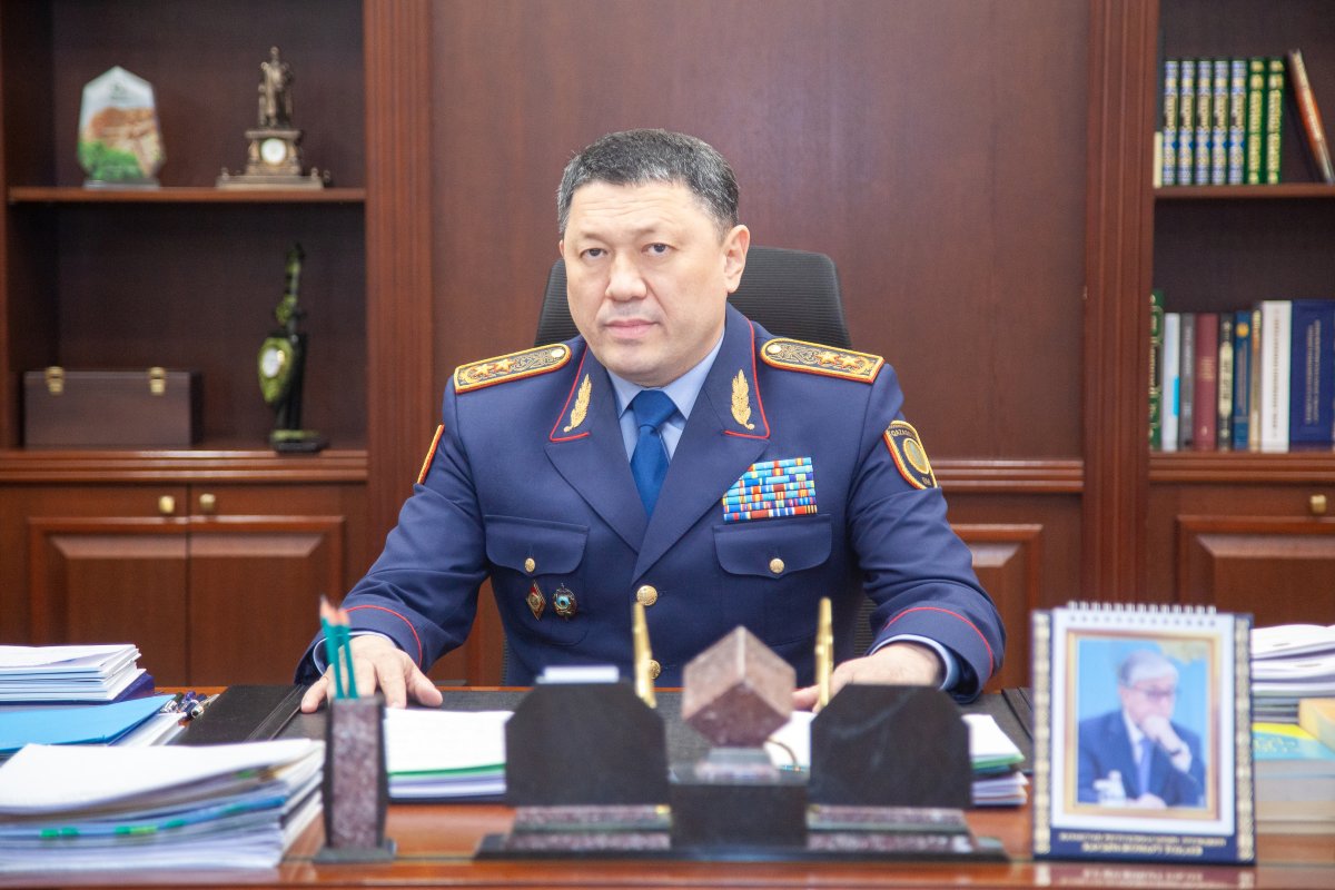 Не кричите, пожалуйста – министр Саденов отказался отвечать на вопрос журналистки