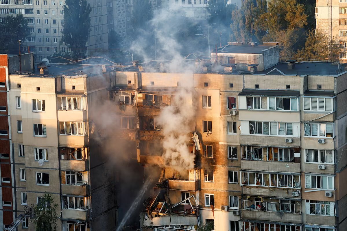 Пожары и разрушения в Киеве: удары РФ унесли жизни трёх человек
