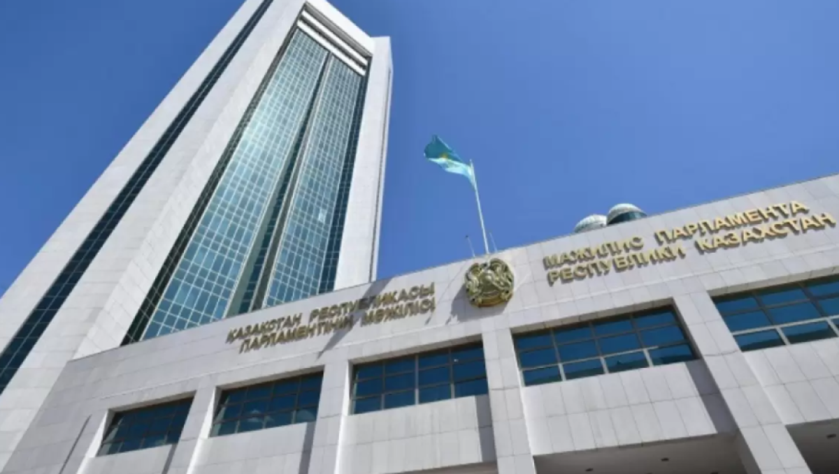 Сколько миллиардов тенге потратят на зарплату депутатов Казахстана