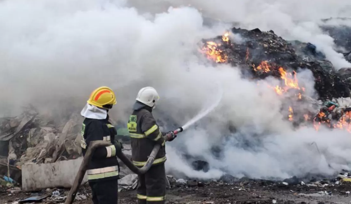 Пожар на мусорном полигоне под Алматы все еще не ликвидирован