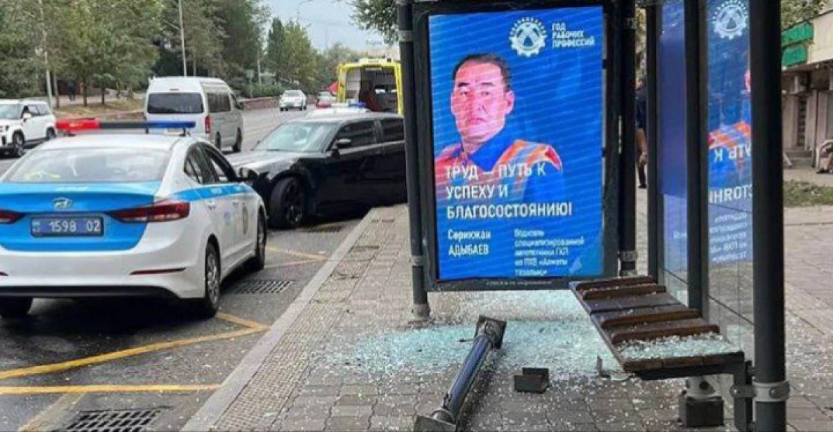 Автомобиль въехал в остановку в центре Алматы