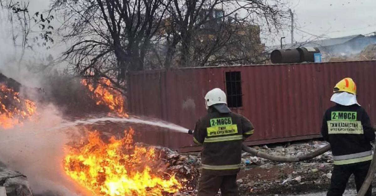 Спасатели из семи регионов тушат пожар на мусорном полигоне под Алматы