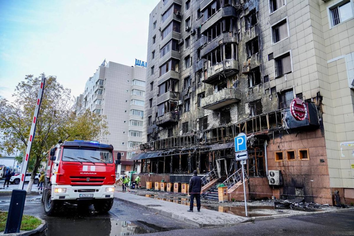 Пожар уничтожил фасад элитного дома в центре Астаны