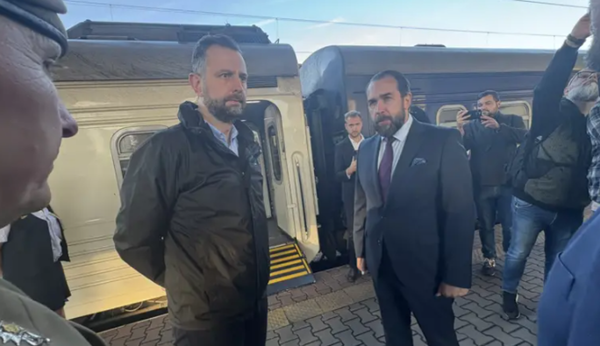 Министр обороны Польши прибыл в Киев
