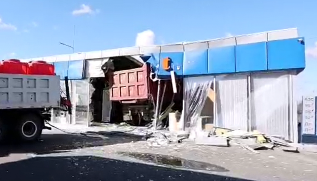 В Костанайской области грузовик протаранил павильон АЗС