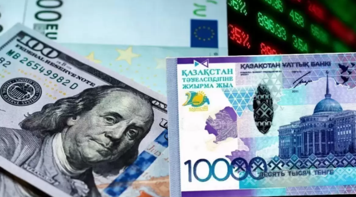 Cколько стоят доллар, евро и рубль в обменниках Казахстана