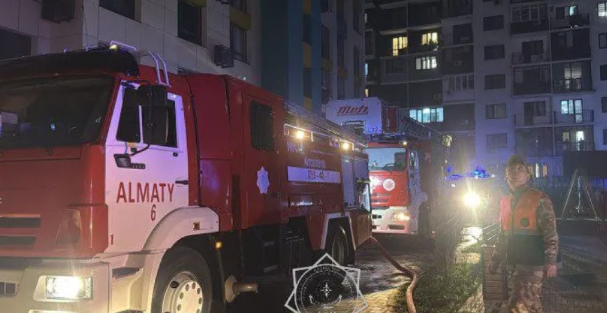 В Алматы вспыхнул пожар в многоэтажке на Толе би