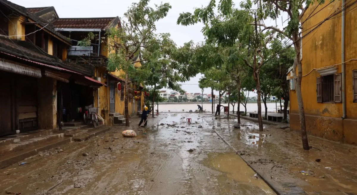 Наводнение унесло десятки жизней во Вьетнаме