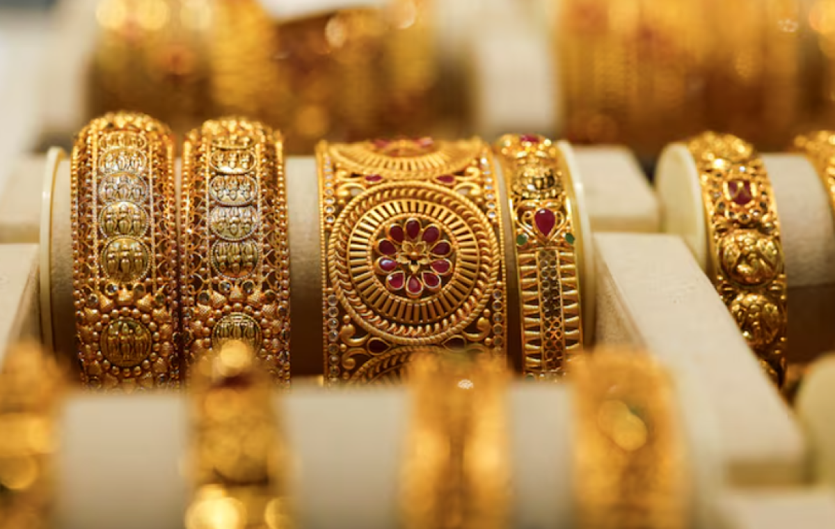 Золото продолжает падать в цене на фоне осторожности ФРС