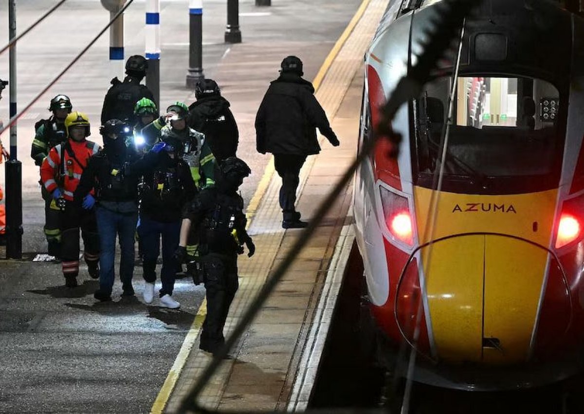 Неизвестные устроили резню в поезде в Великобритании: что известно