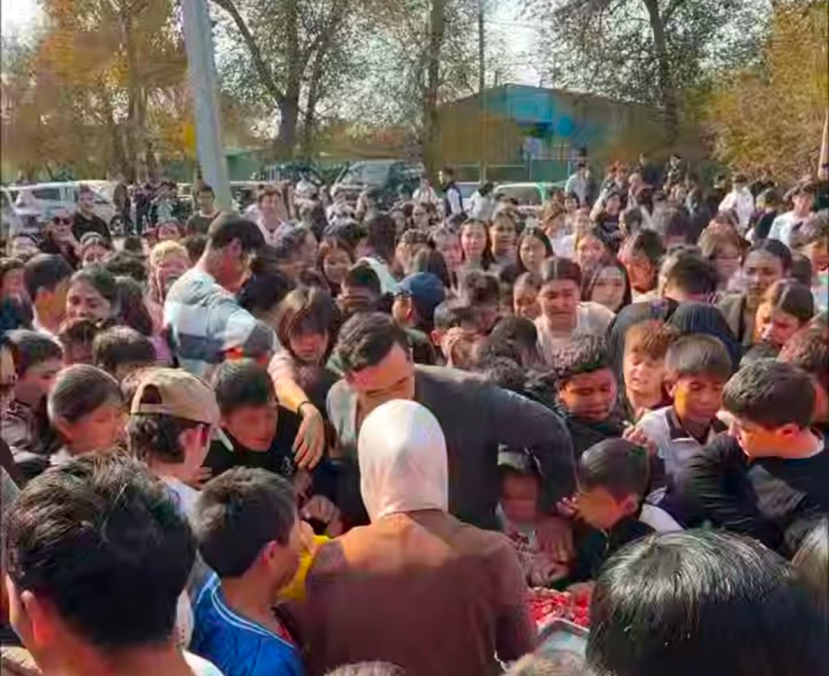 В Алатау бесплатная раздача еды в новом кафе закончилась давкой