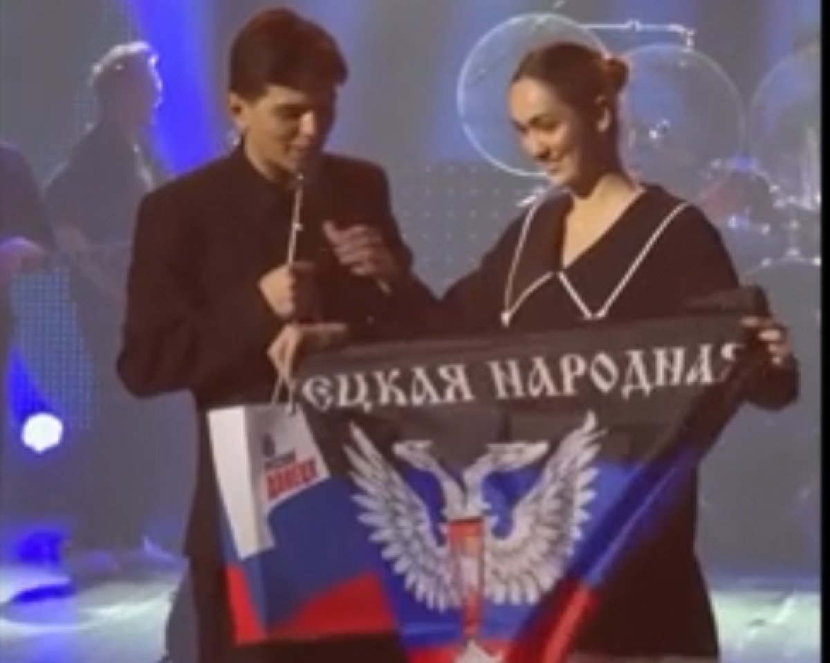 После скандала в Казахстане: Акмаль принял пакет в цветах РФ в Донецке