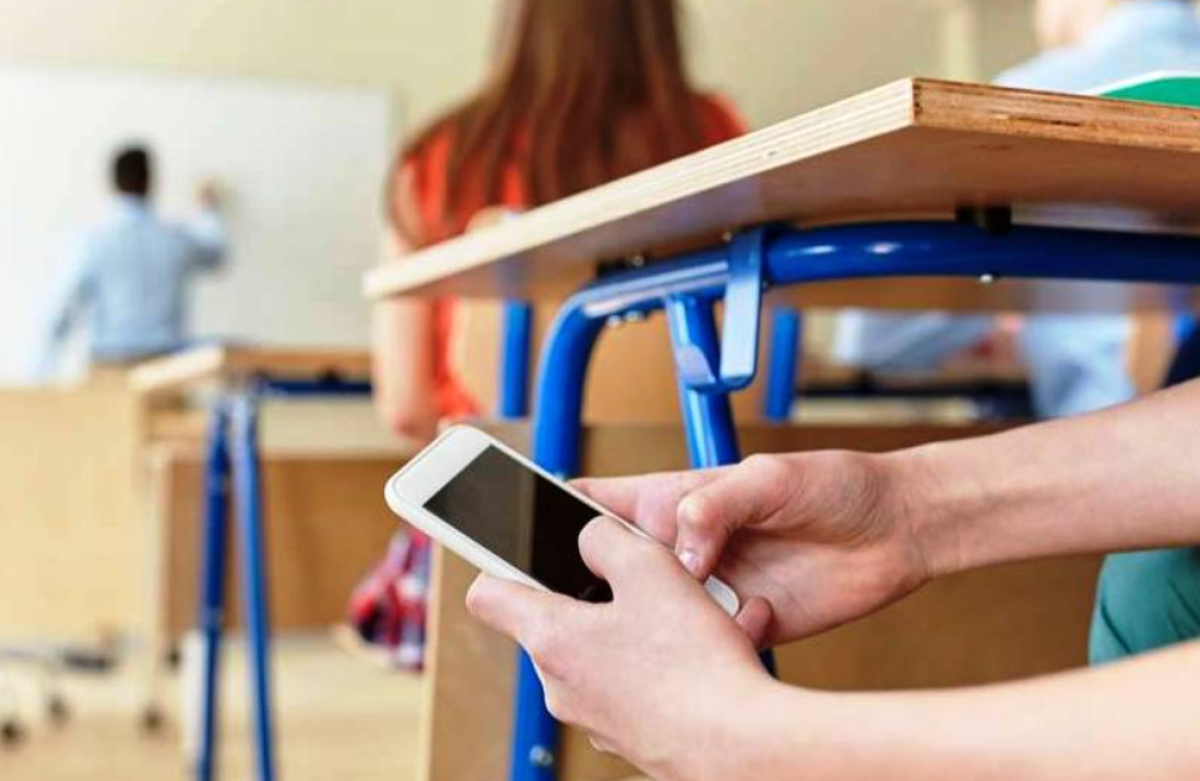 Родителей в Казахстане могут оштрафовать за телефон ребёнка