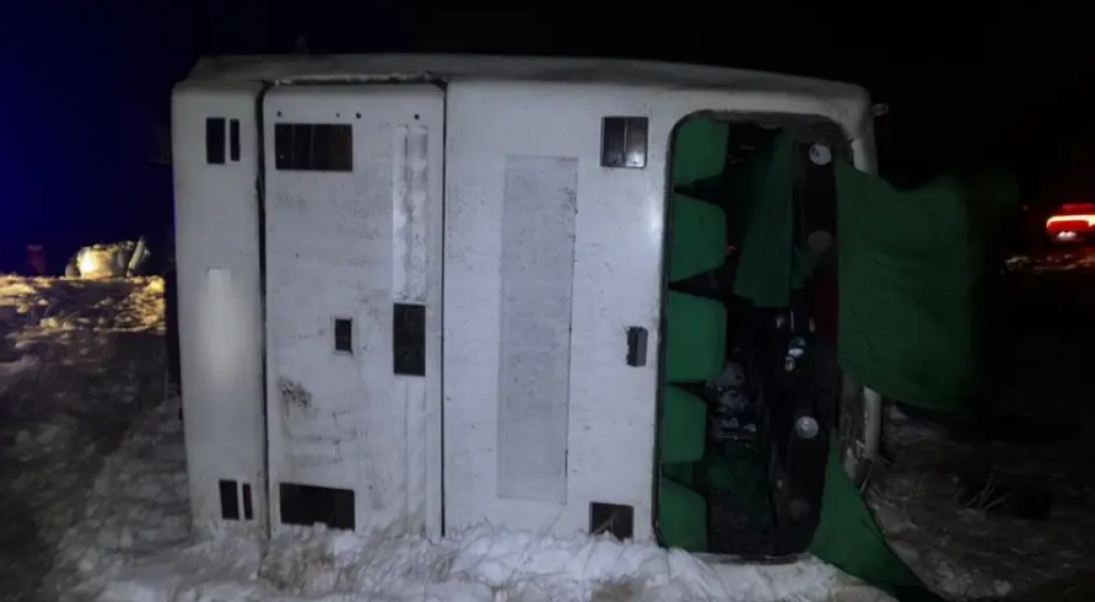 В Павлодарской области перевернулся автобус: есть погибший