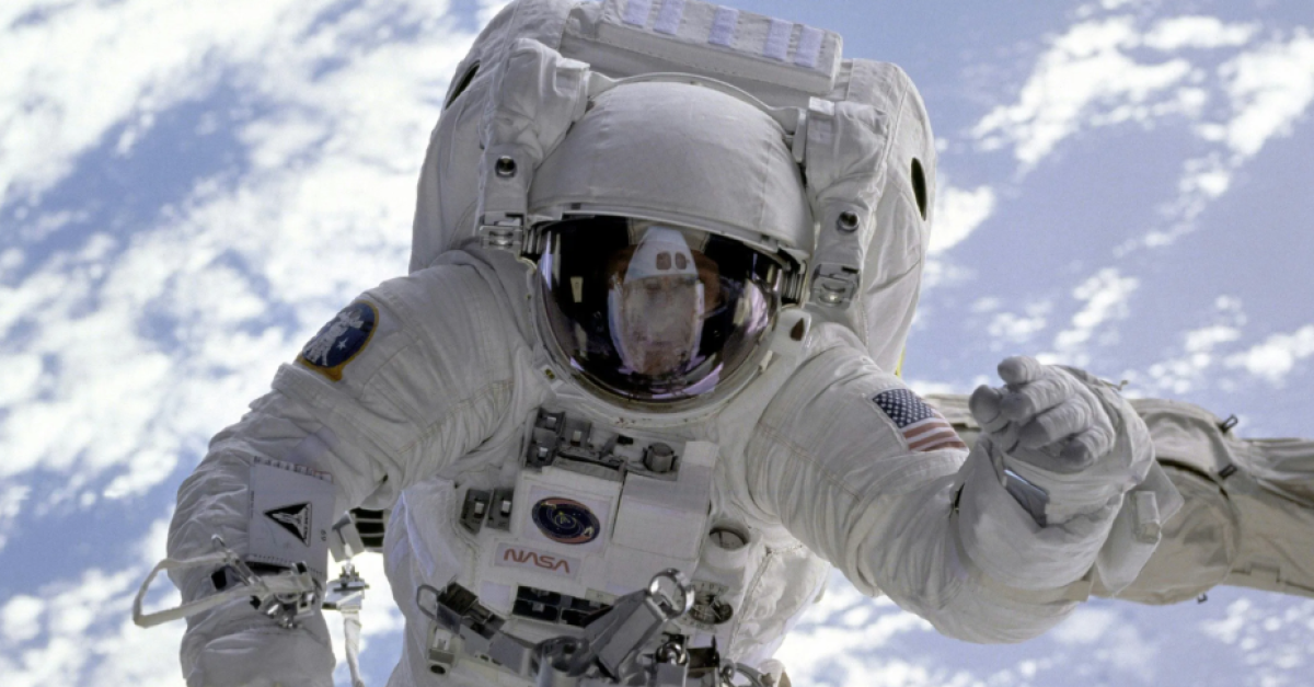 В космосе в китайский корабль врезался загадочный объект