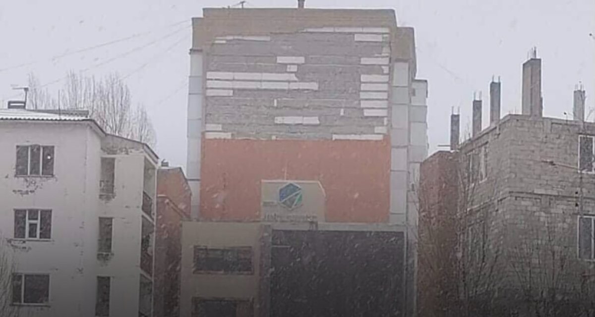 В Астане с фасада дома упала облицовка: пострадавшие в тяжелом состоянии