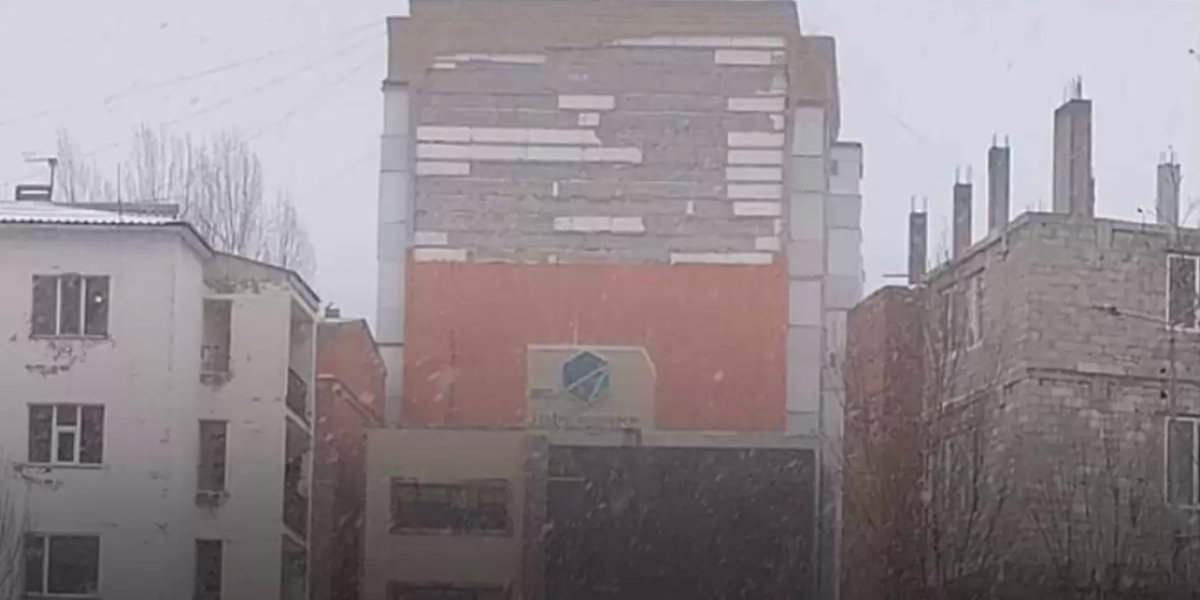 Облицовка рухнула на людей в Астане: 23-летняя фельдшер находится в тяжелом состоянии