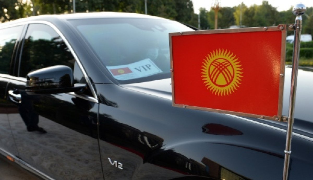 Чиновникам запретили ездить на определенных авто в Кыргызстане