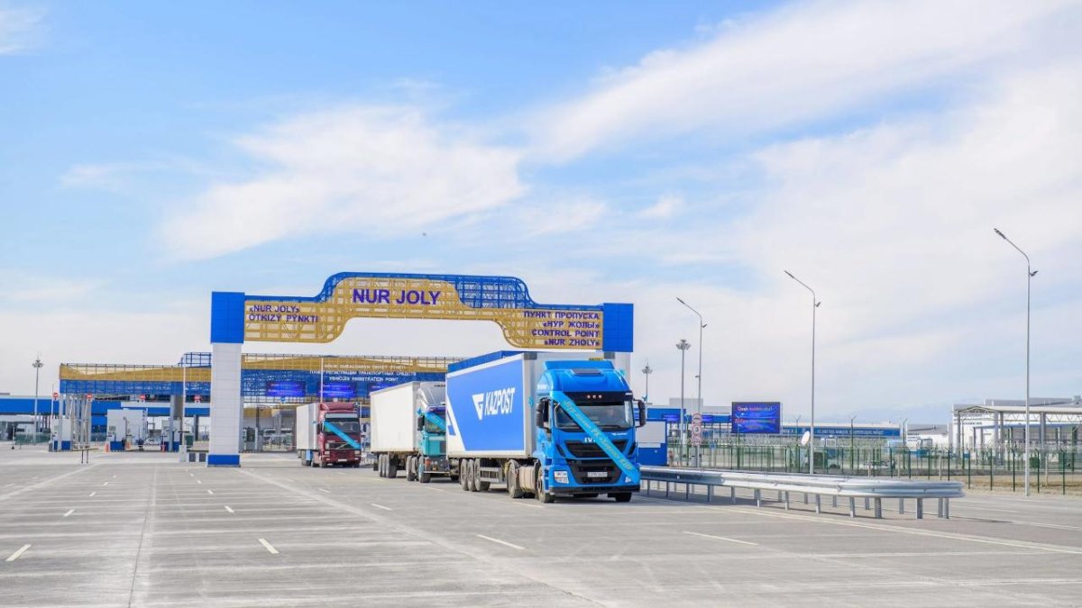 Причины массового скопления авто на границе с Китаем назвали в Казахстане