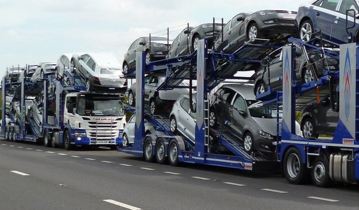 Тысячи автовозов из Китая застряли в Казахстане