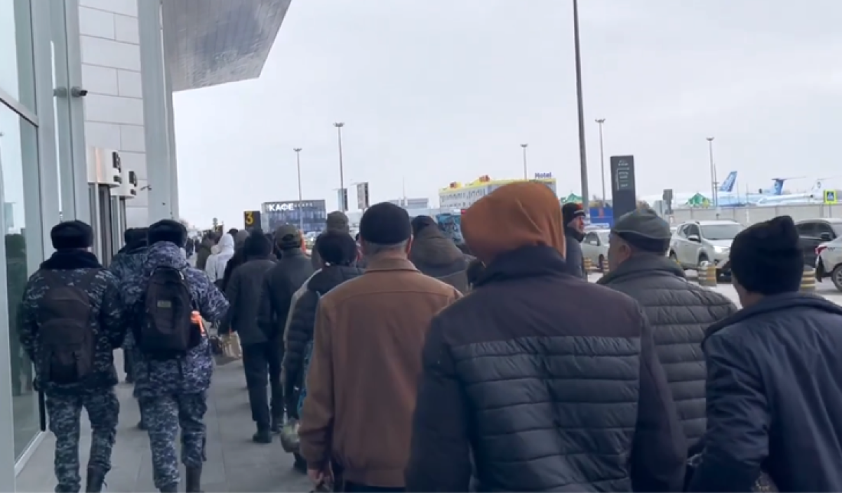 Казахстанцы оказались в необычной компании при выдворении из России