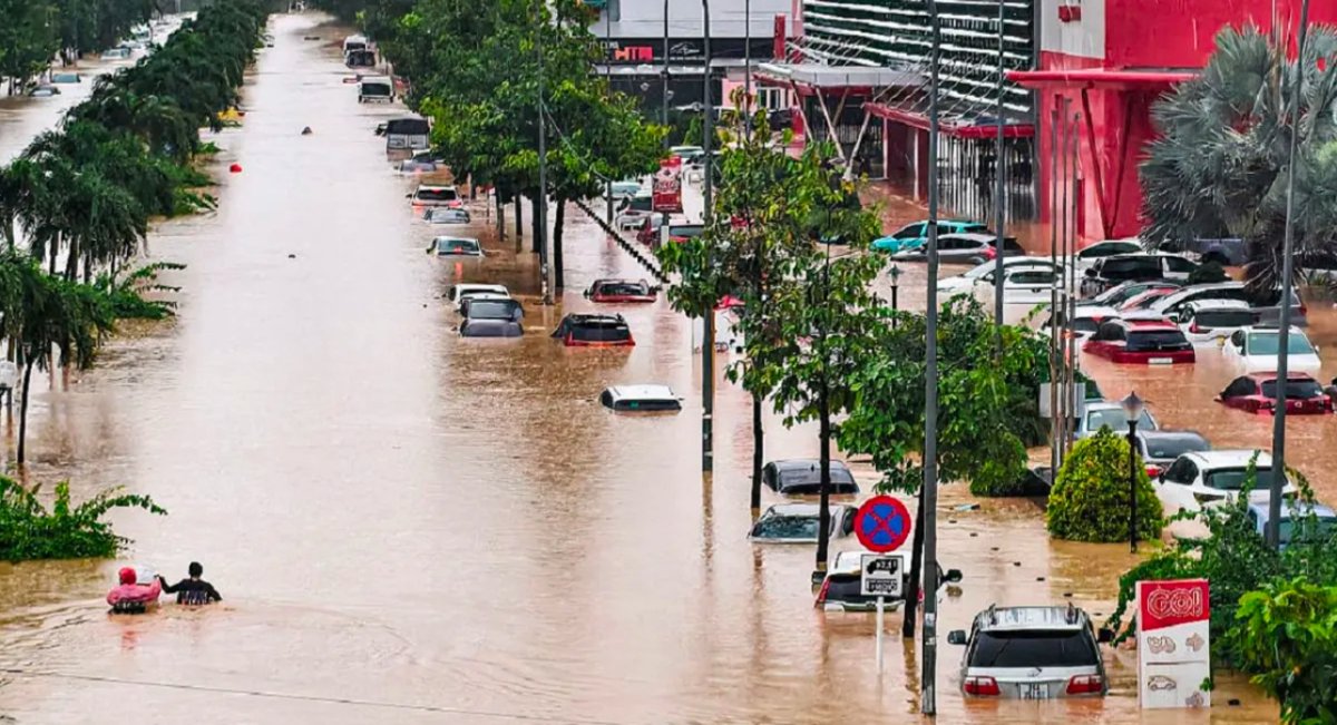 Наводнения во Вьетнаме: что известно о туристах из Казахстана