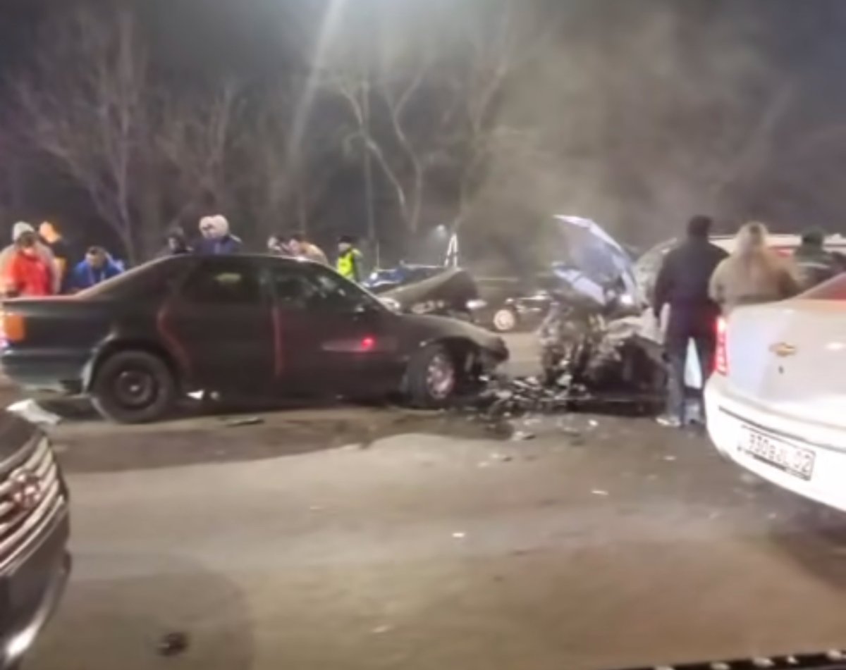 Крупное ДТП в Алматы: четыре автомобиля столкнулись на мосту