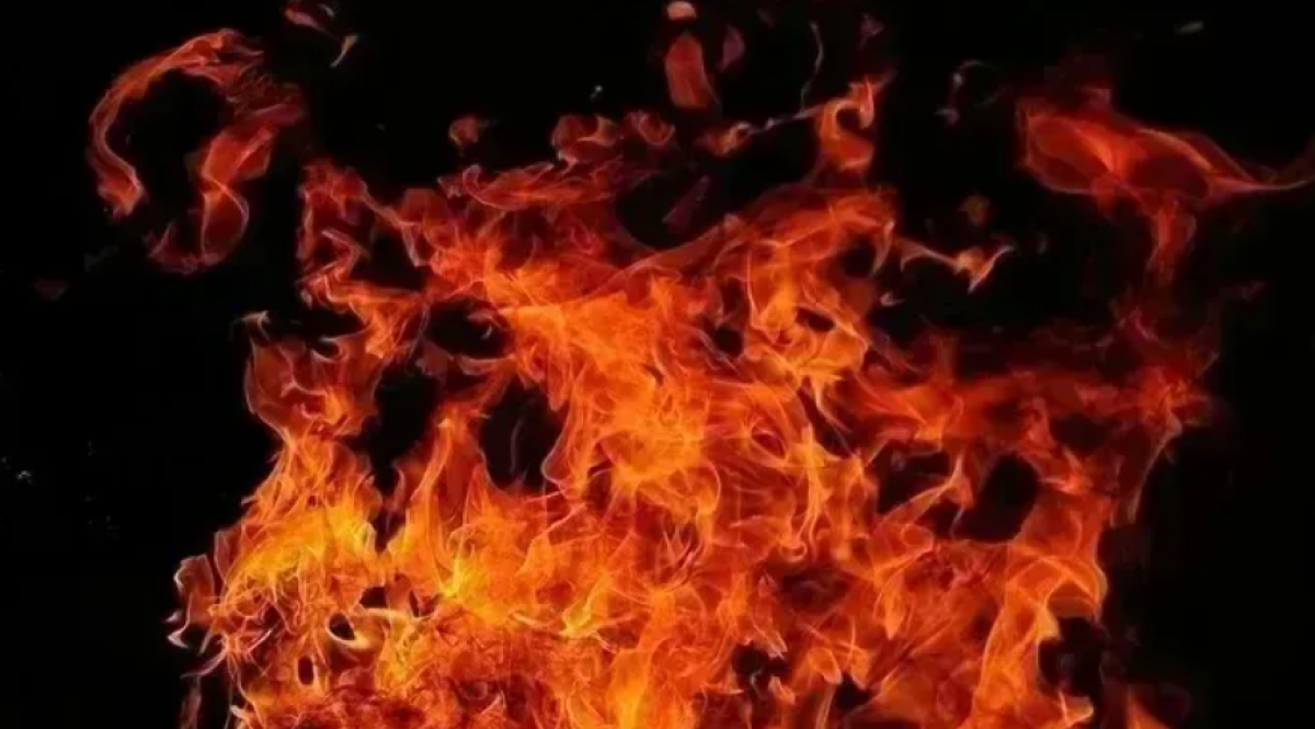 В Астане вспыхнул пожар: огонь перекинулся с гаража на гостиницу