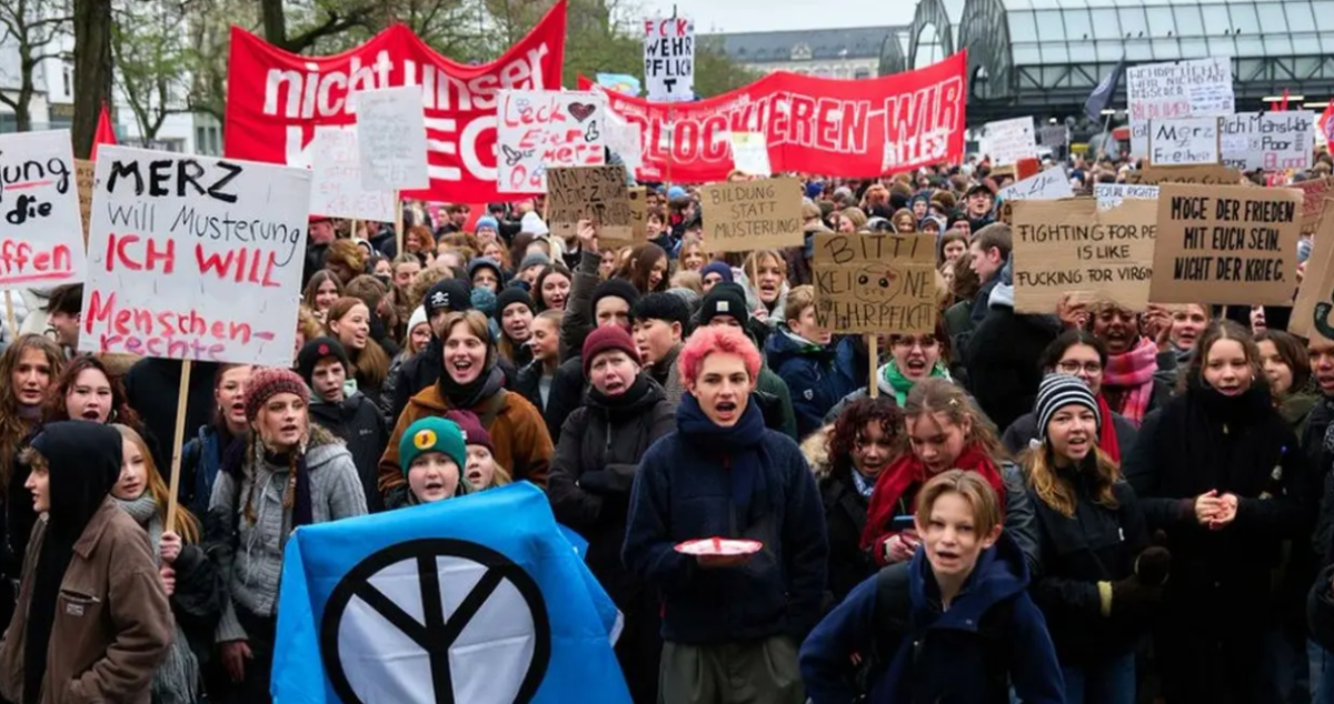 В Германии тысячи учеников протестуют против новой модели службы