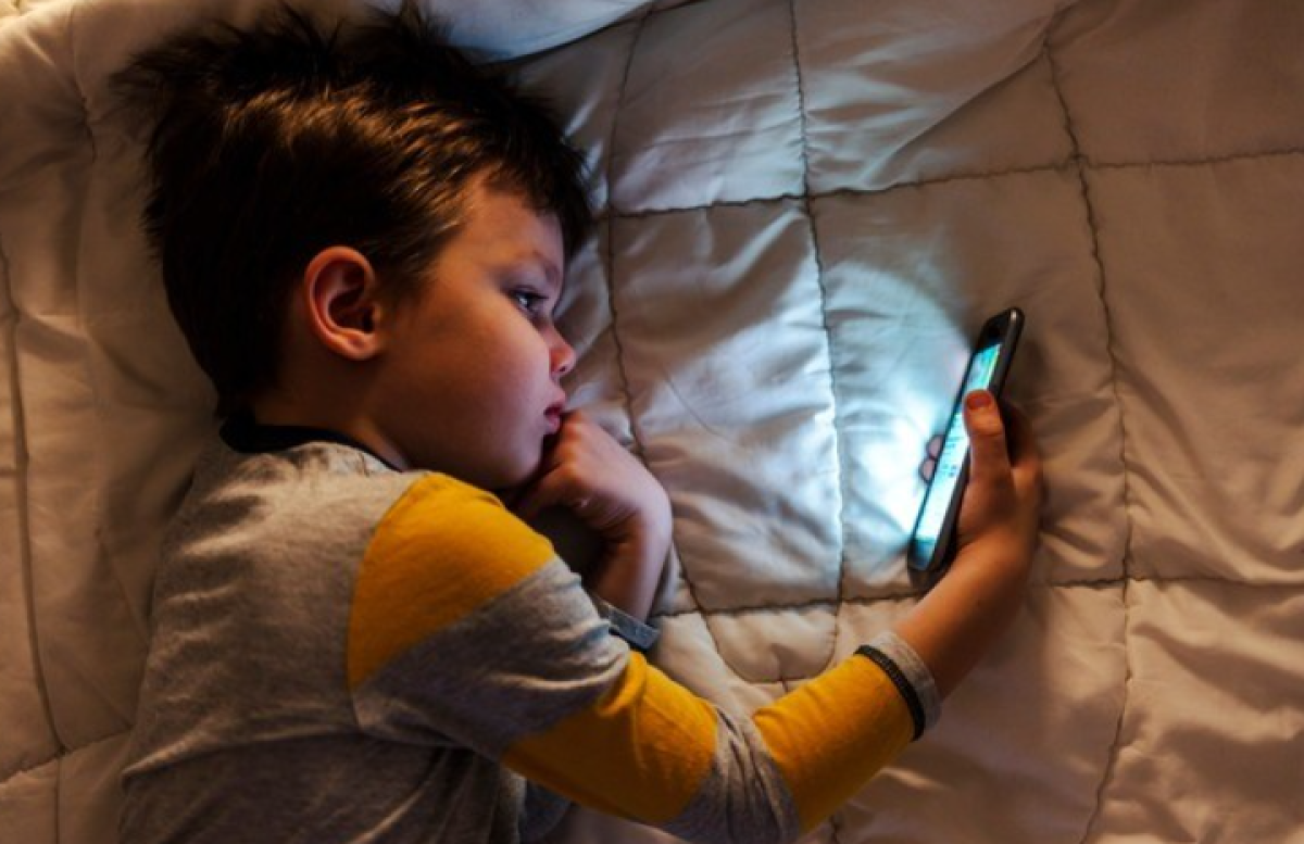 Аймагамбетов сравнил детский смартфон со спичками и автоматами