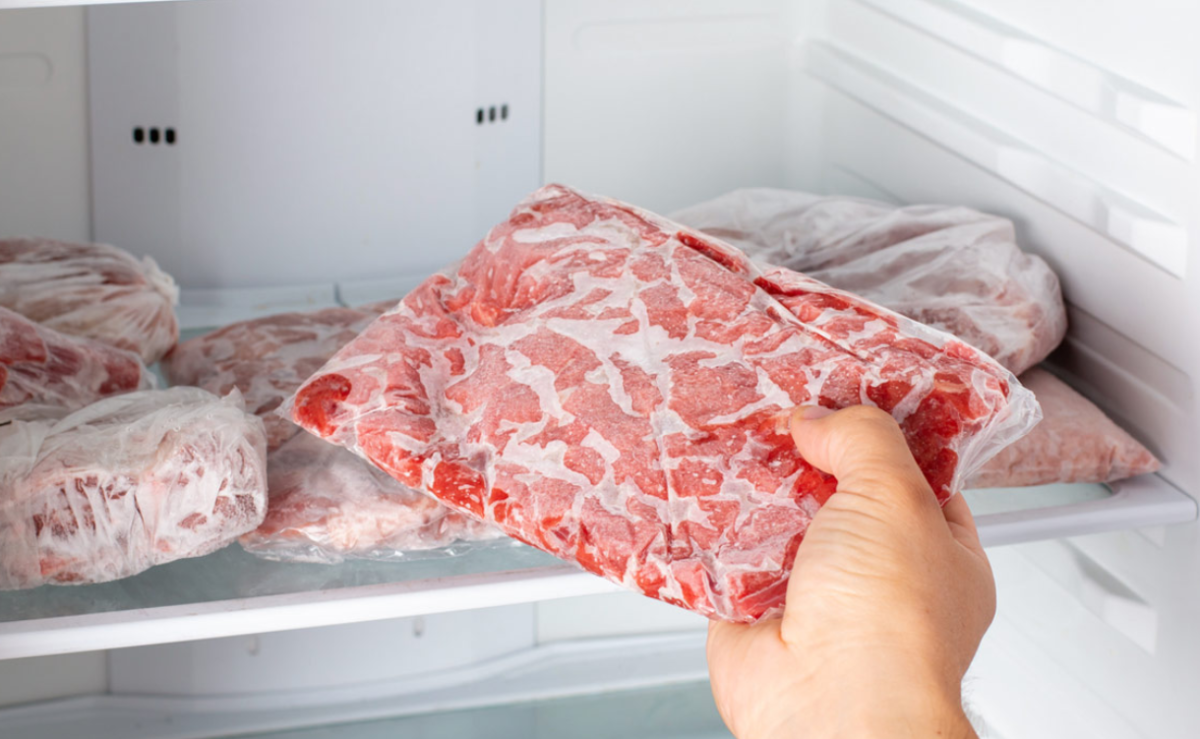Сколько можно хранить замороженное мясо: названы точные сроки
