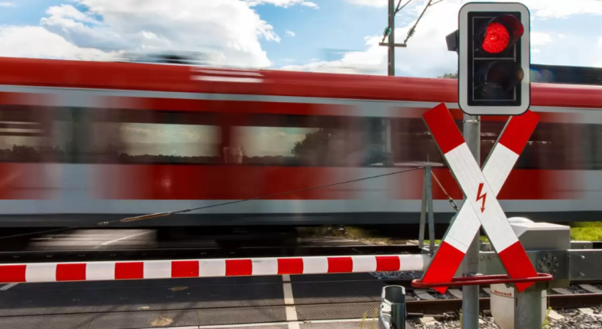 Поезд столкнулся с легковушкой близ Караганды: есть пострадавшие