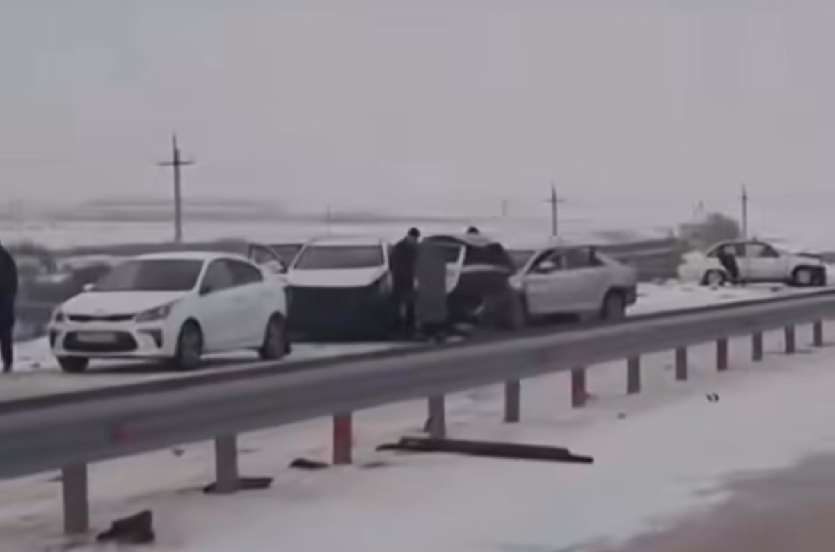Семь машин столкнулись на трассе в Акмолинской области: один человек погиб