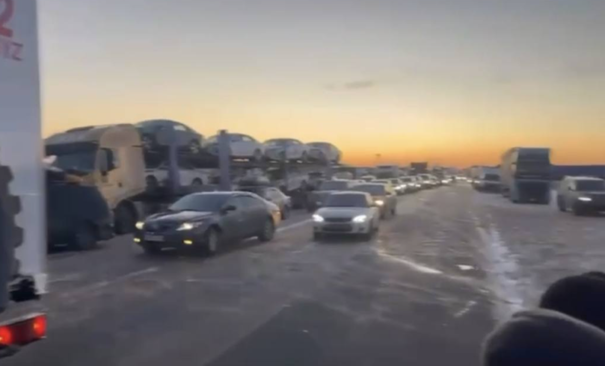 Больше 1,5 тысячи авто скопилось на трассах Актюбинской области