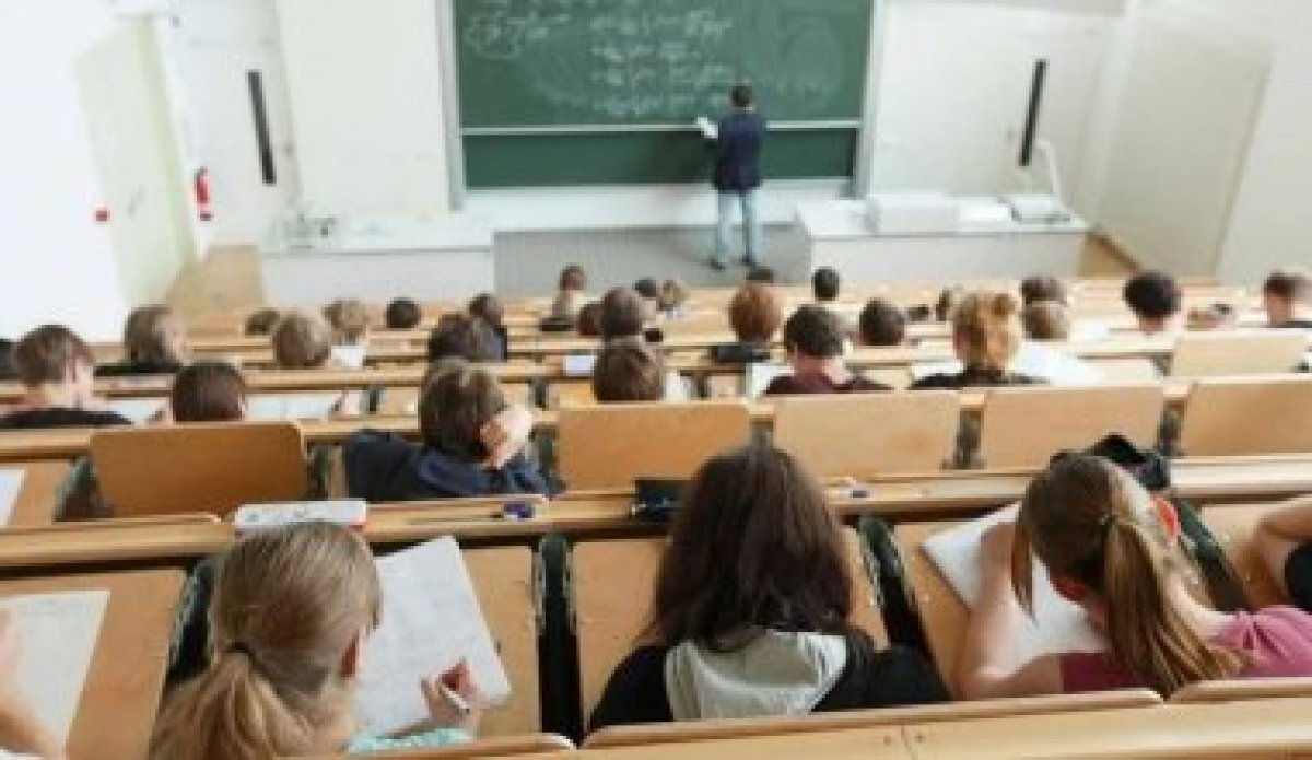 Частные школы без денег: когда государство заплатит учителям?