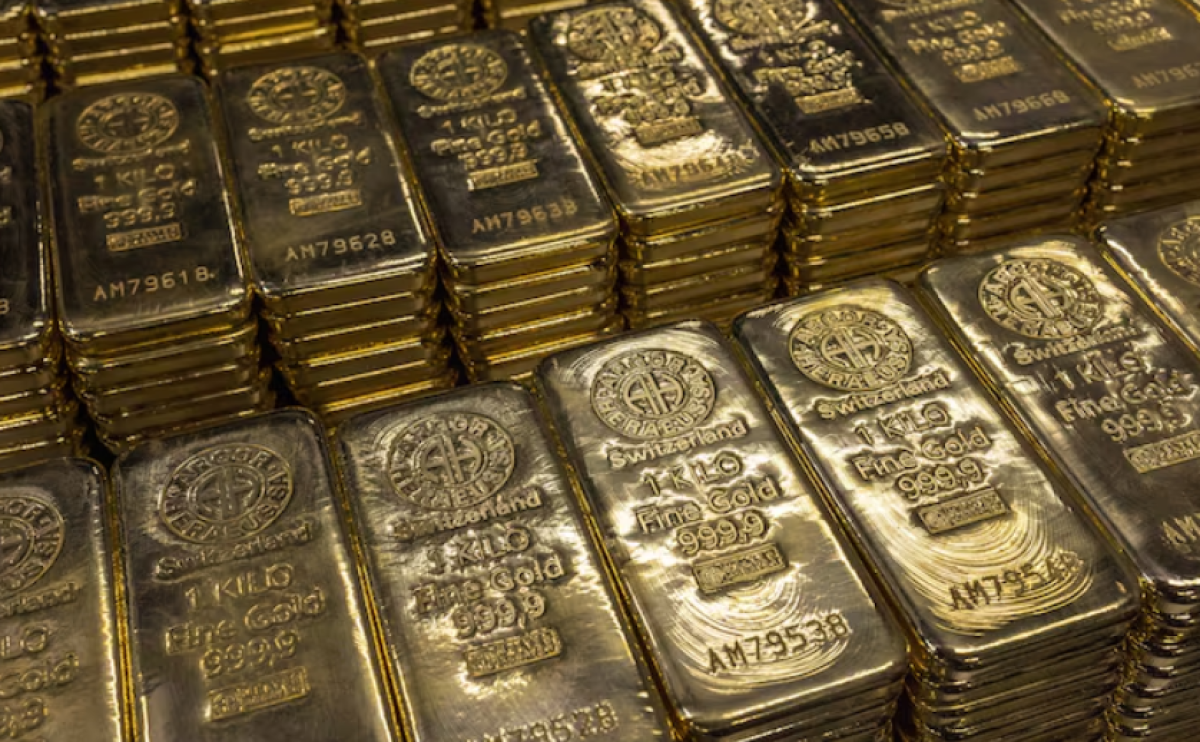 Серебро снова идет к рекорду, пока цены на золото удерживают позиции