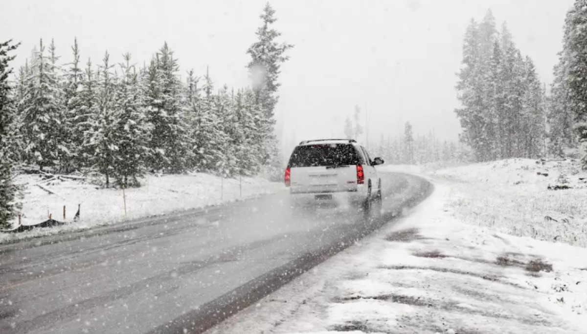 Таксист бросил пассажиров на трассе в метель в Экибастузе