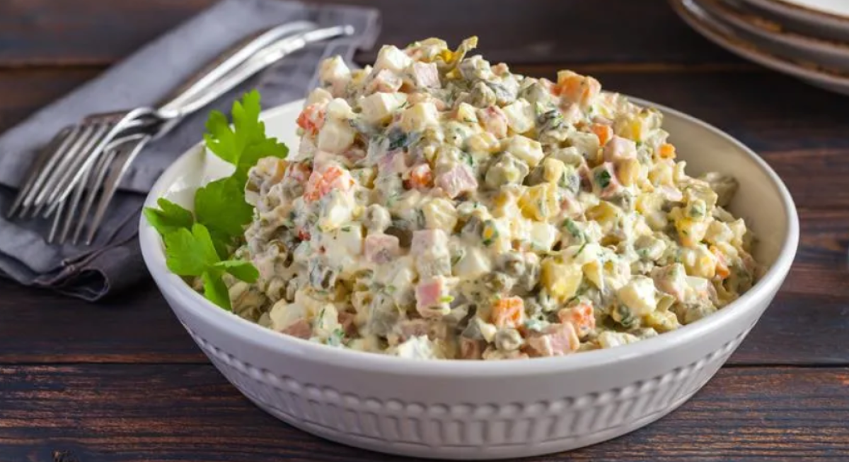 Гастроэнтеролог предупредил о рисках новогоднего оливье