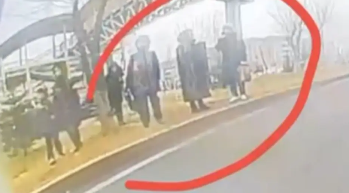 Казахстанцы рискуют жизнью, перебегая дорогу под мостом