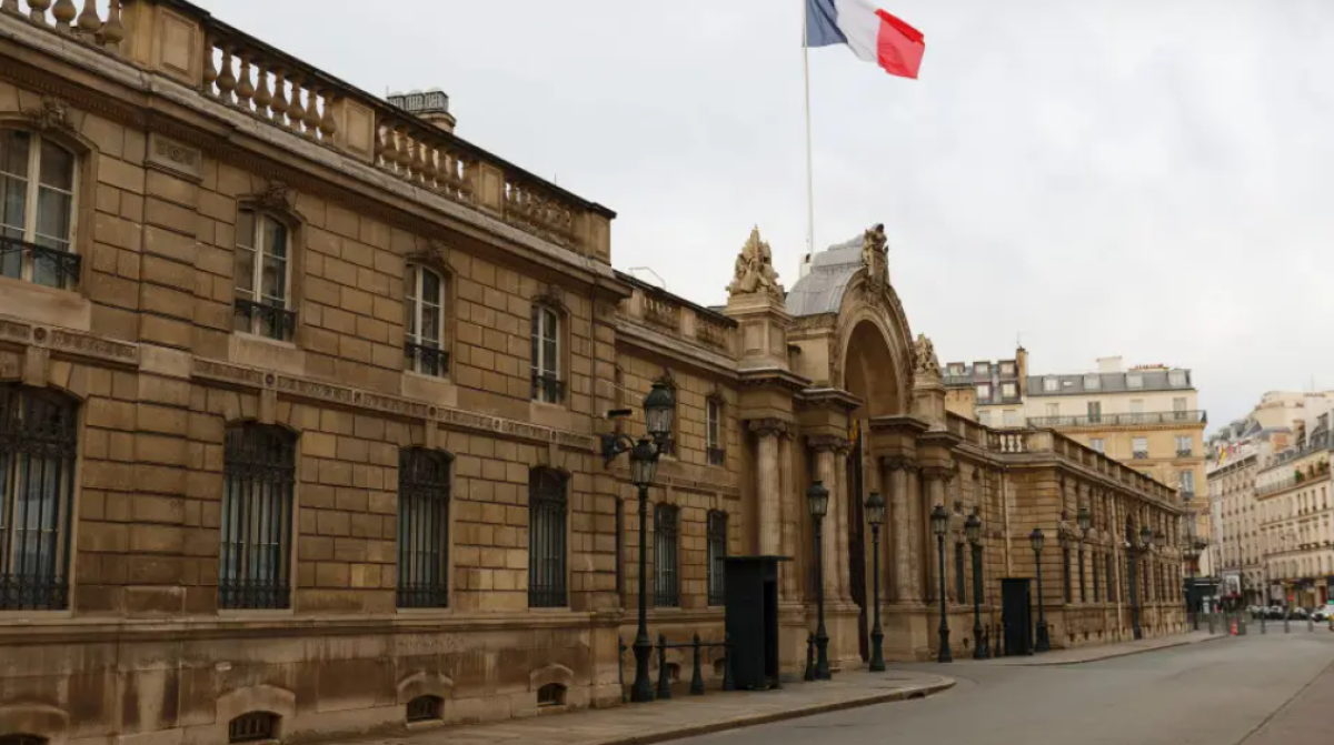 Из резиденции президента Франции похитили ценные предметы