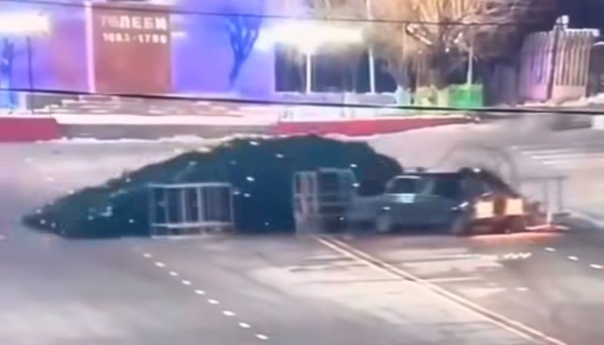 Водитель протаранил главную новогоднюю ёлку в Туркестанской области