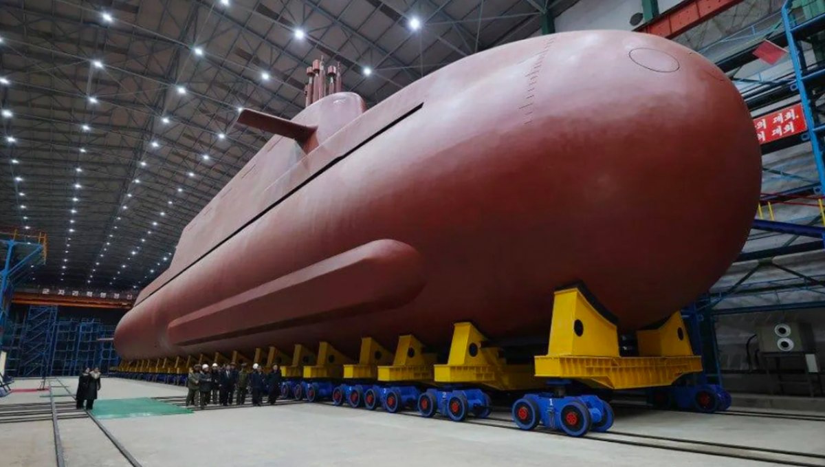 КНДР показала кадры с Ким Чен Ыном и почти готовой атомной подлодкой