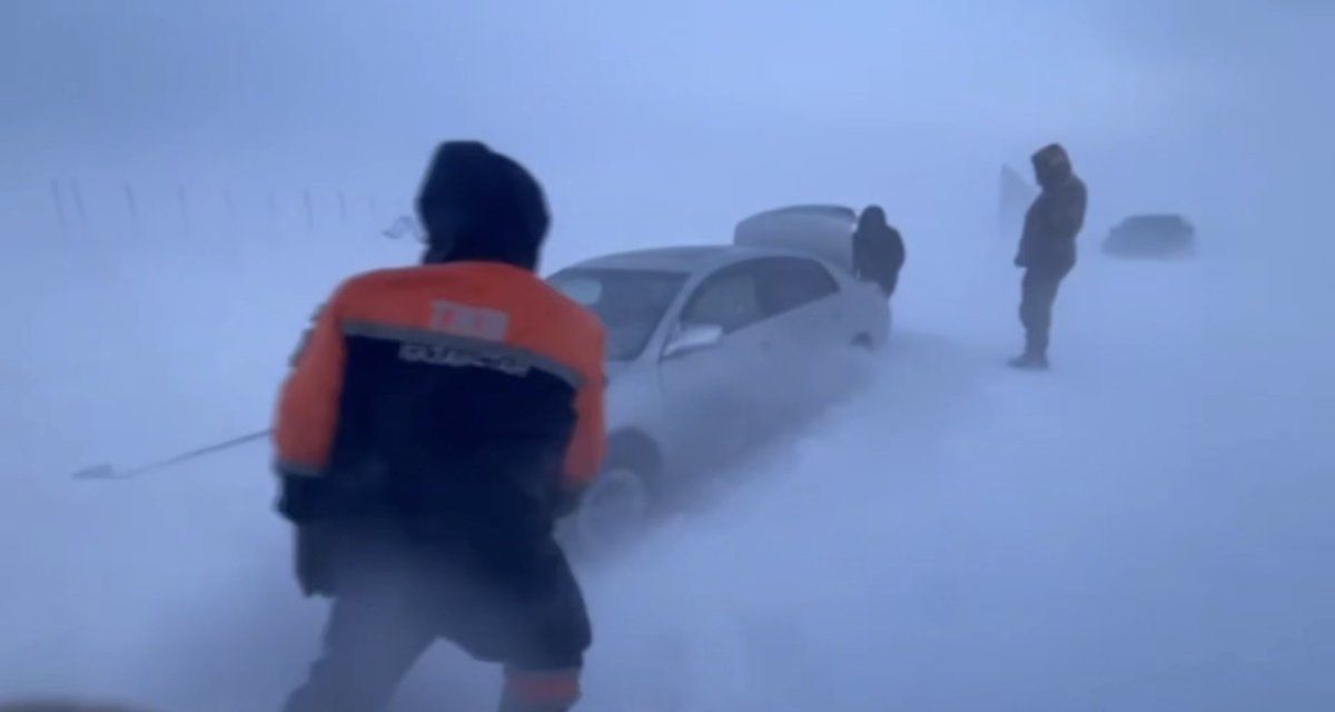 15 человек застряли в снежном заносе в Жетысу