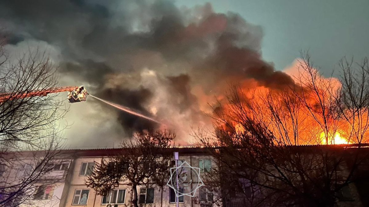 В Таразе вспыхнул пожар в пятиэтажке: эвакуированы около 100 человек